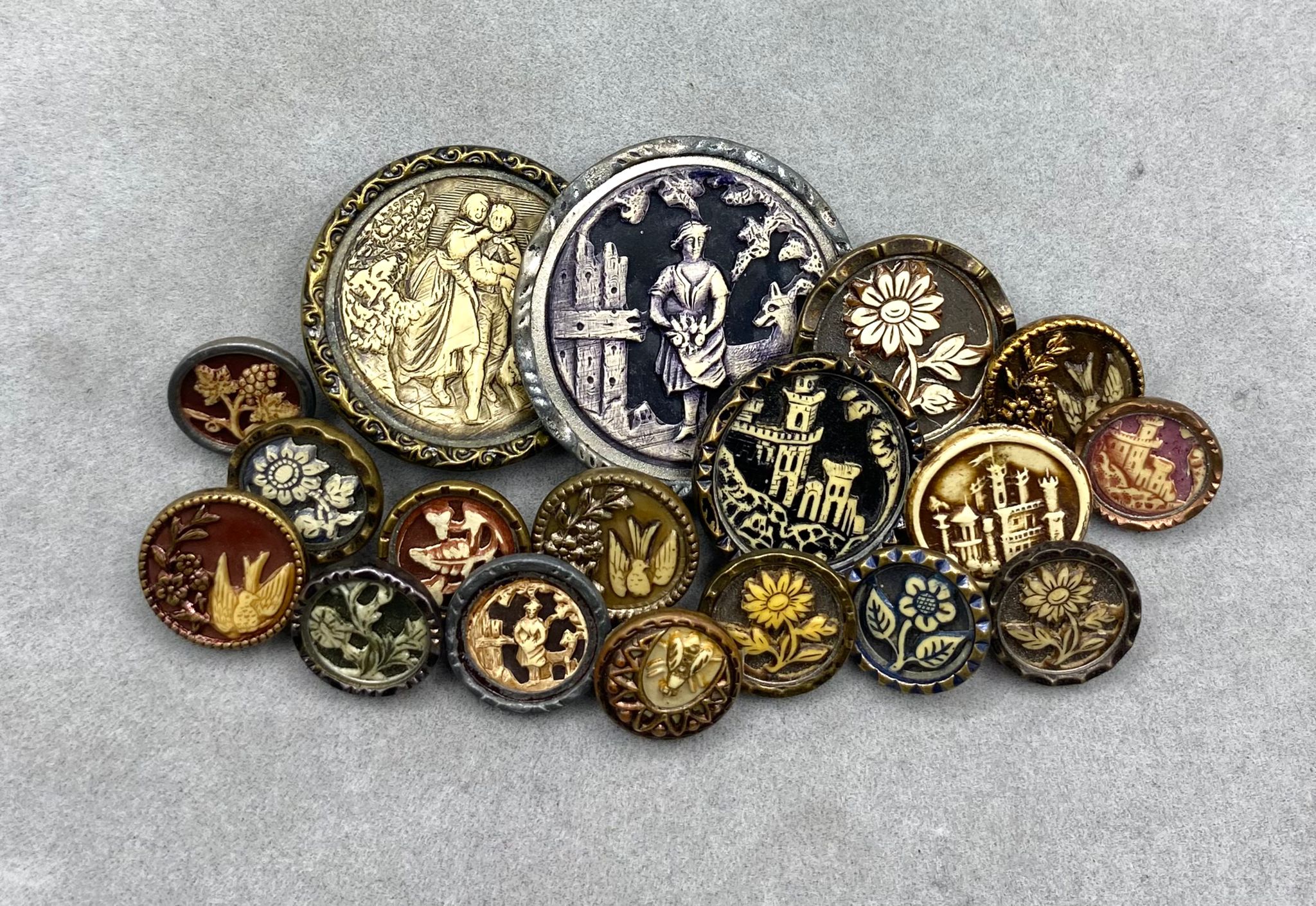 Celluloid & Ivroid antique buttons